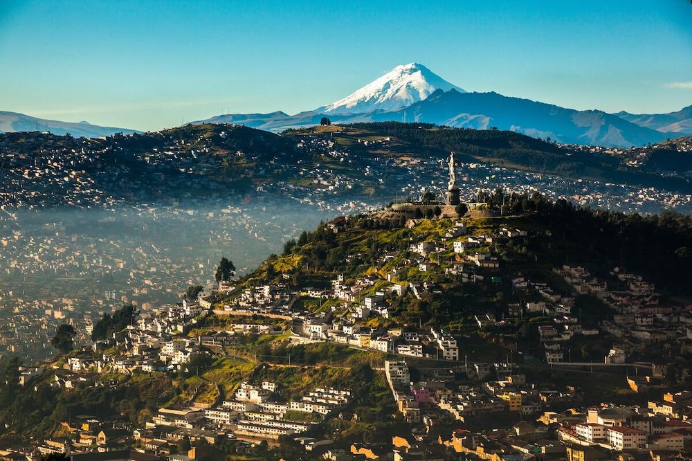 Vista de Quito con El Panecillo y el volcán Cotopaxi al fondo